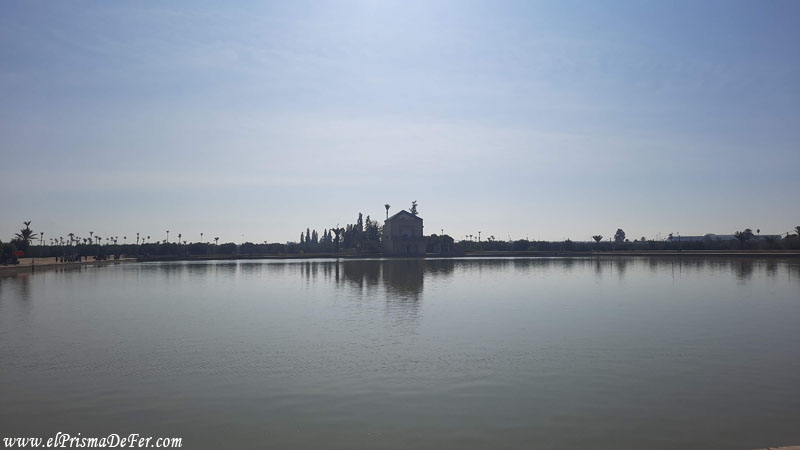 Pabellón en el lago de los Jardines de la Menara
