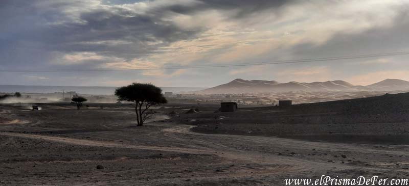 En las afueras de Merzouga