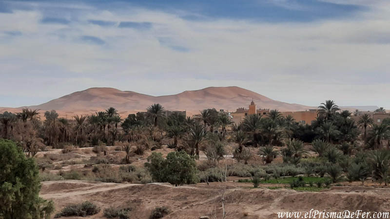 Vista a Merzouga desde el desierto