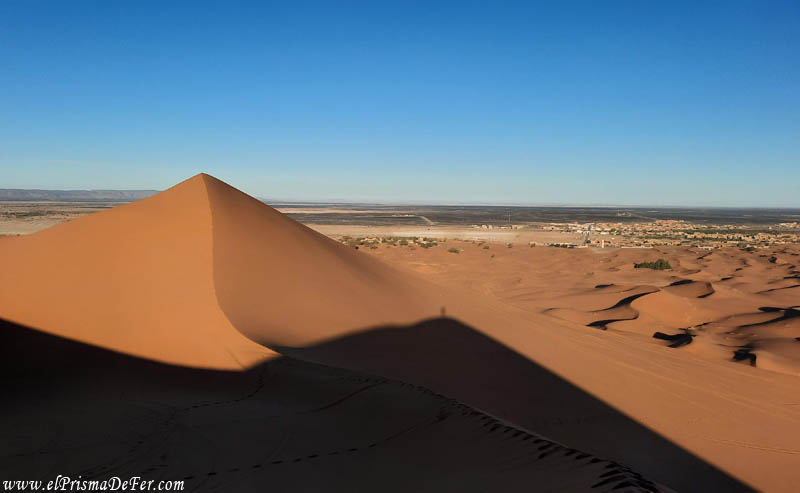 Vista a la duna mas alta y de fondo el pueblo de Merzouga