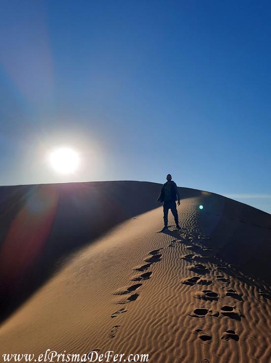 Caminando entre dunas y sol en Erg Chebbi