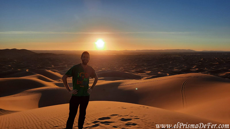 Viendo un atardecer mágico en el desierto del Sahara