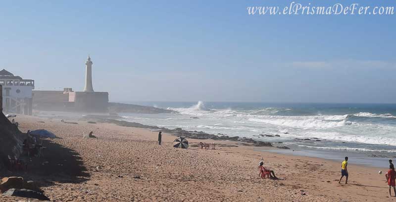 Vista a la playa y el faro de Rabat