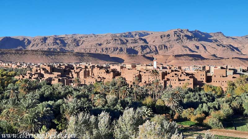 Kasbah entre palmeras y montañas