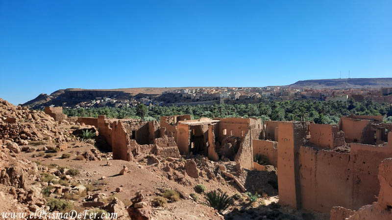 Ruinas de un Kasbah, escondido entre palmeras y montañas (Ancienne Kasbah)