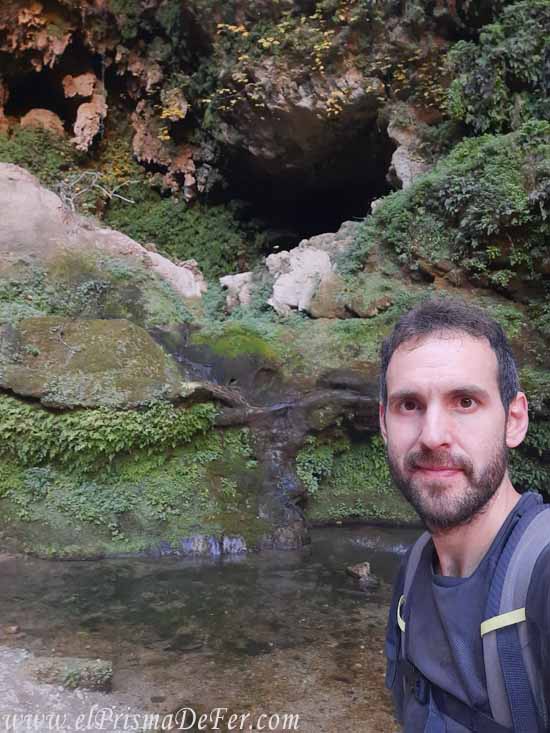 En la no tan caudalosa cascada Akchour