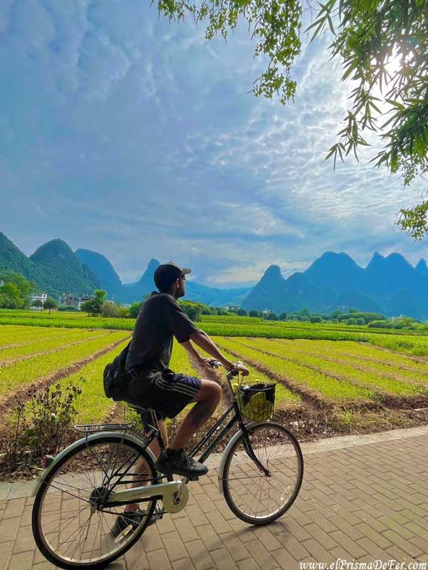 Paseando en bicicleta en Yangshuo, China