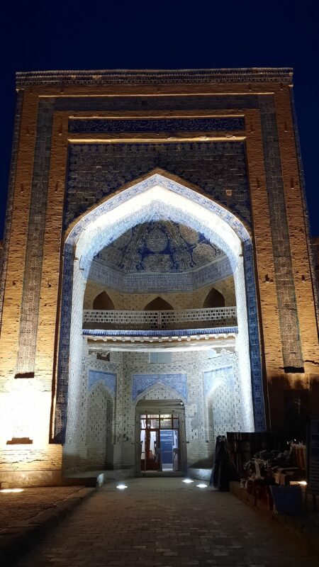 Entrada a la que fue la Madraza Mohammed Amin Khan