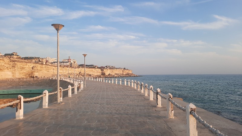 Paseo de la costa en Aktau, Kazajistán