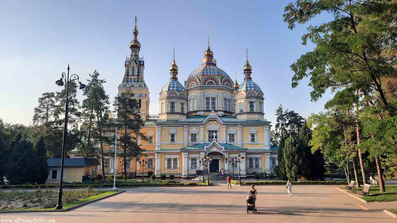 La Catedral de la Ascensión en Almaty - Kazajistán