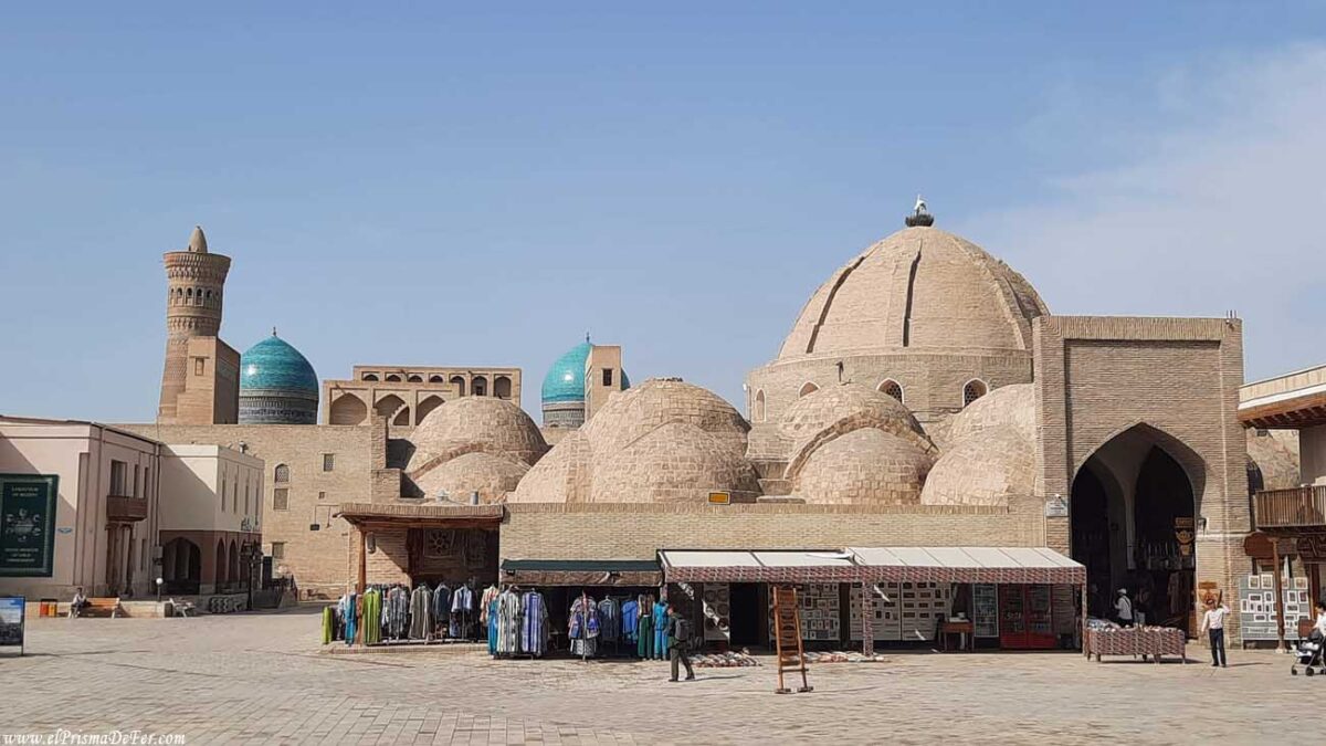 Un antiguo Caravanserai en Bujará, Uzbekistán