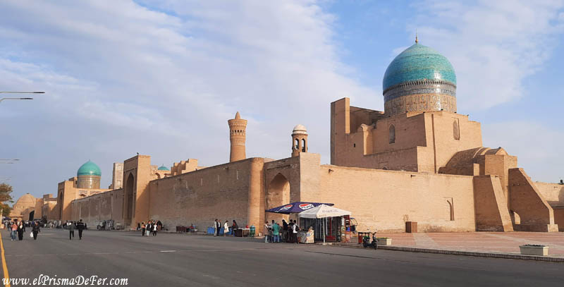 La enorme Mezquita Kalyan en Bujará