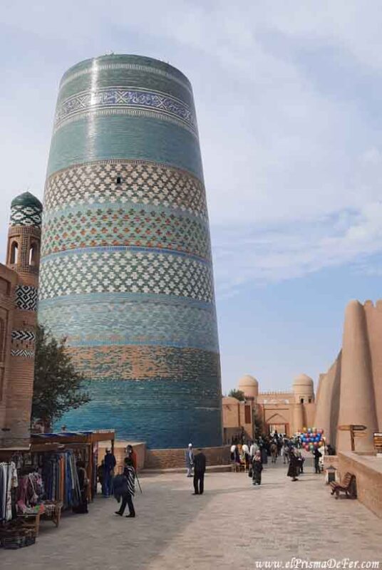 Minarete Kalta Minor dentro la antigua cuidad de Khiva, Uzbekistán