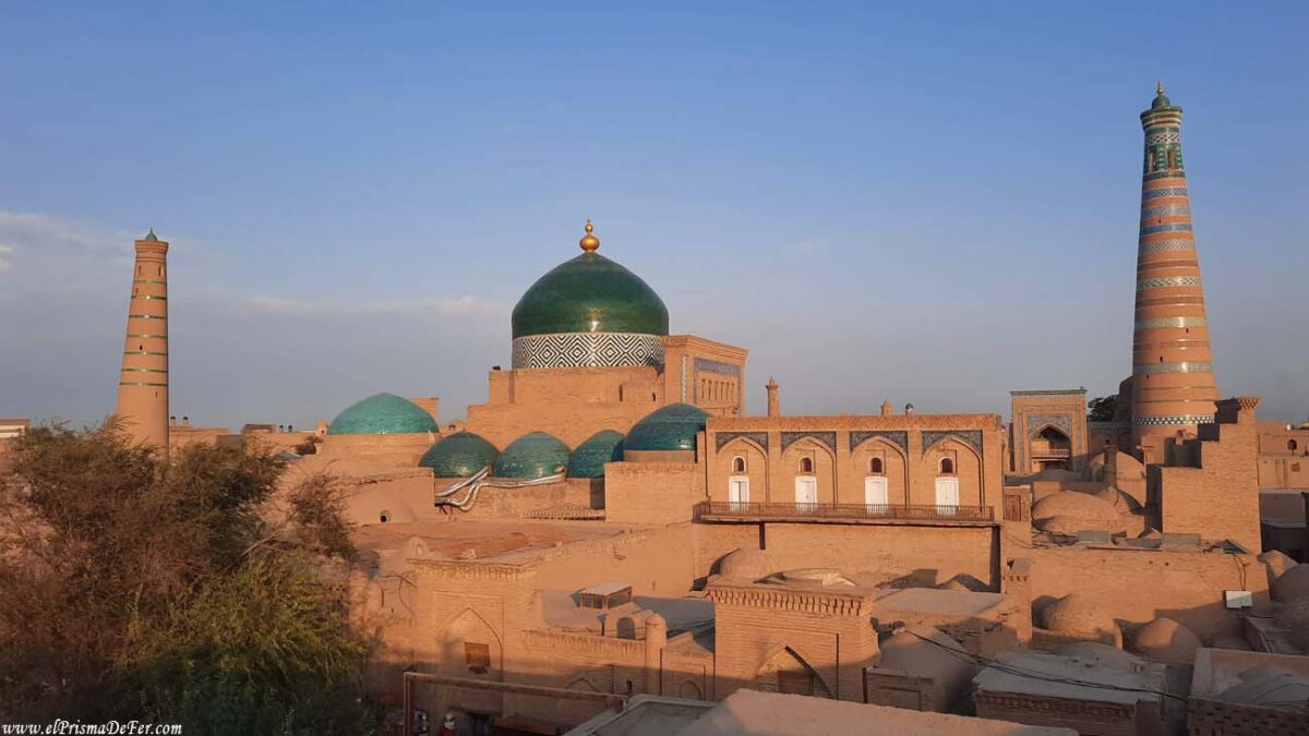 Vista al Mausoleo de Pahlavon Mahmud desde una terraza en Khiva