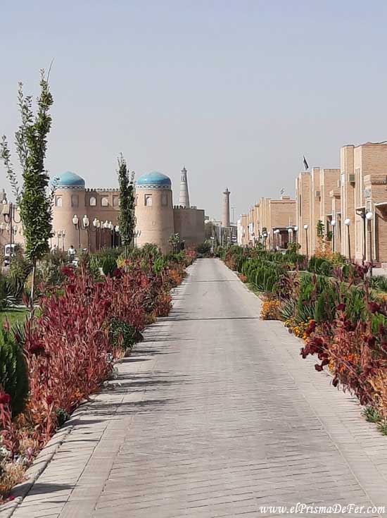Camino que une la estación de tren de Khiva con el centro histórico