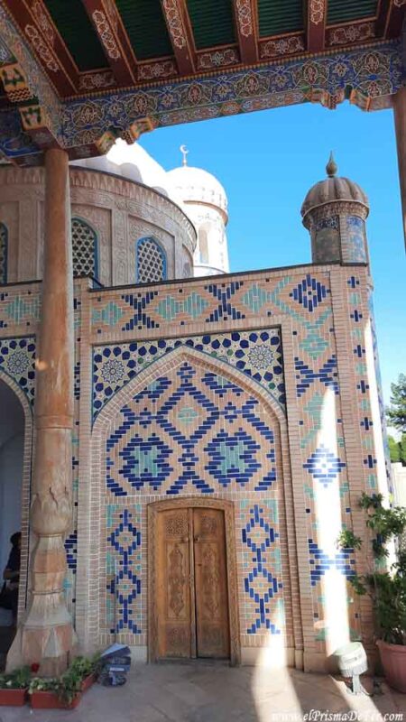 Detalles y colores dentro de la Mezquita Hazrat Khizr