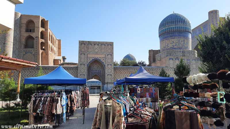 La Mezquita Bibi Khanum vista desde el Bazar Siob