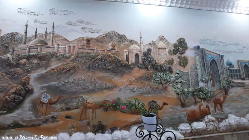 Mural que grafica la Ruta de la Seda en la entrada de un café de Samarcanda
