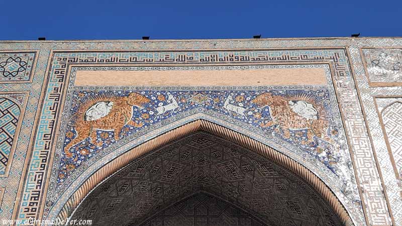 En la Madraza Ulugh Beg se aprecia arte islámico único: dos tigres que parecen cazar ciervos