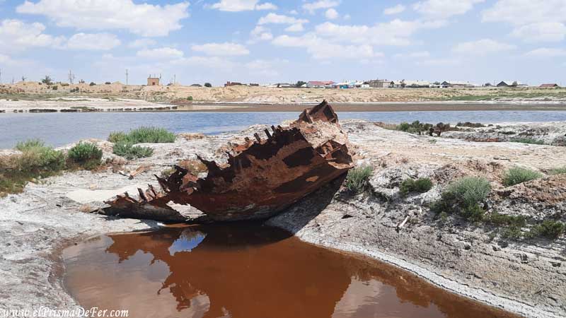 Lo poco que queda de los barcos oxidados en Aralsk, Mar Aral del lado Kazajo