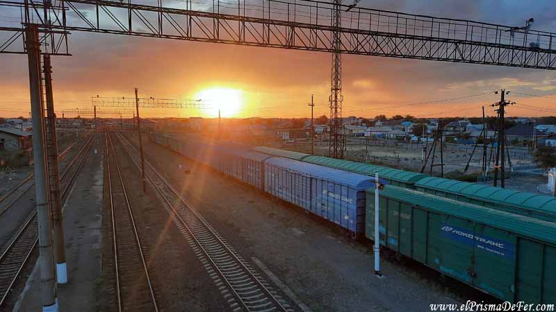 Atardecer en la estación de Tren del pueblo Aralsk