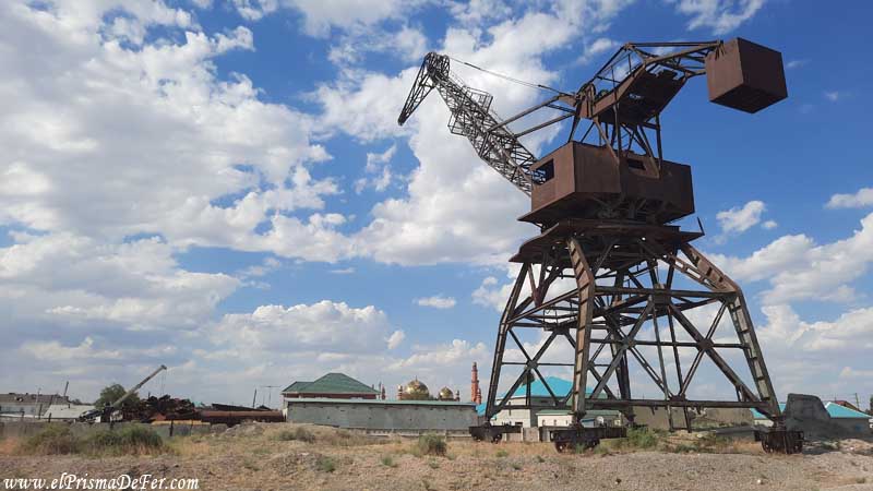 Antiguas grúas del puerto abandonado de Aralsk
