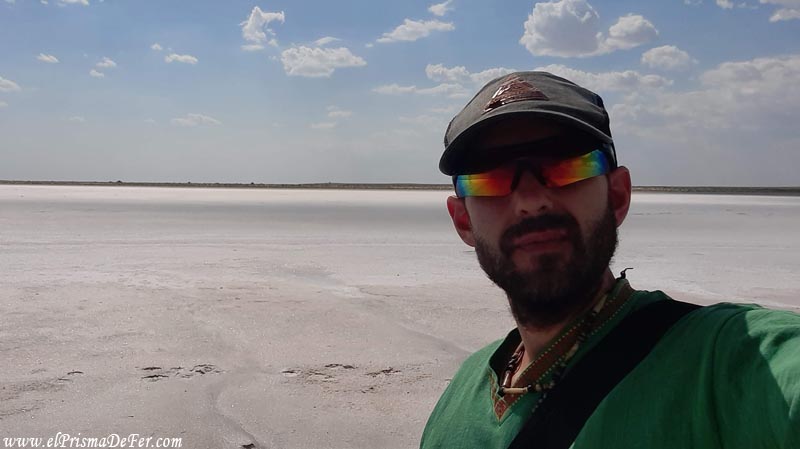 Totalmente solo en un salar del Mar Aral