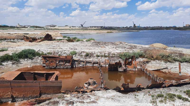 Restos de embarcaciones oxidadas en el Mar Aral - Kazajistán