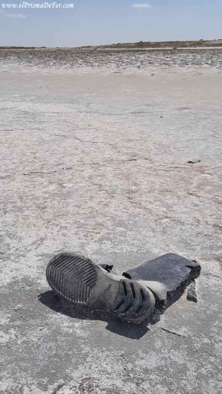 Una bota en medio del desierto del Mar Aral