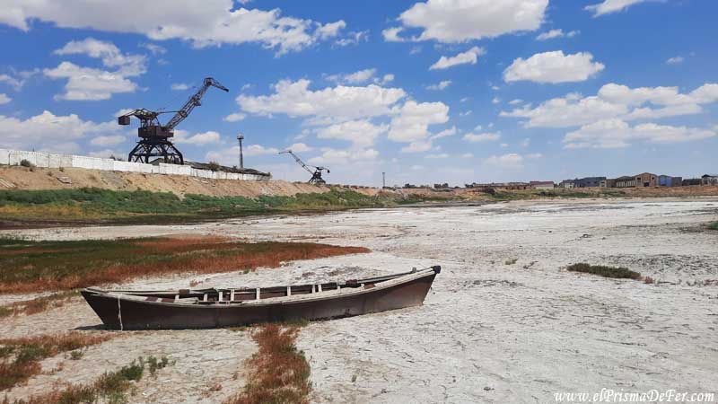 Una canoa en medio del desierto de Aral