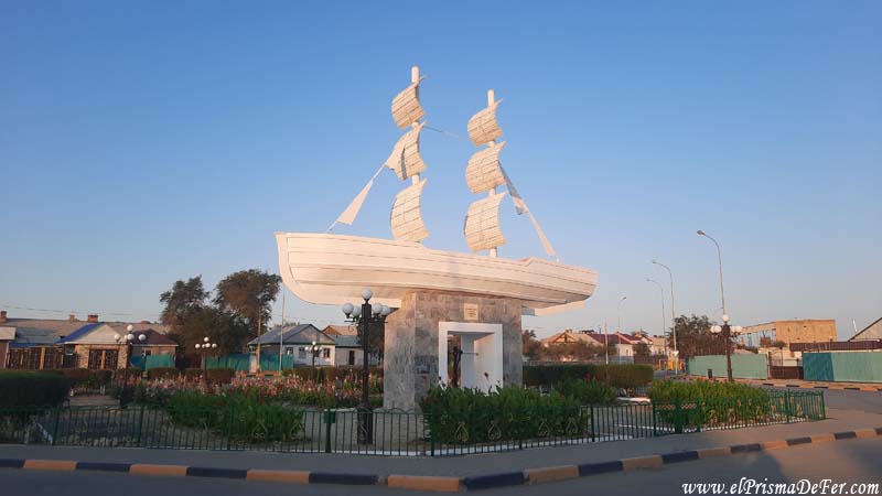 Plaza frente a la estación de tren en Aralsk