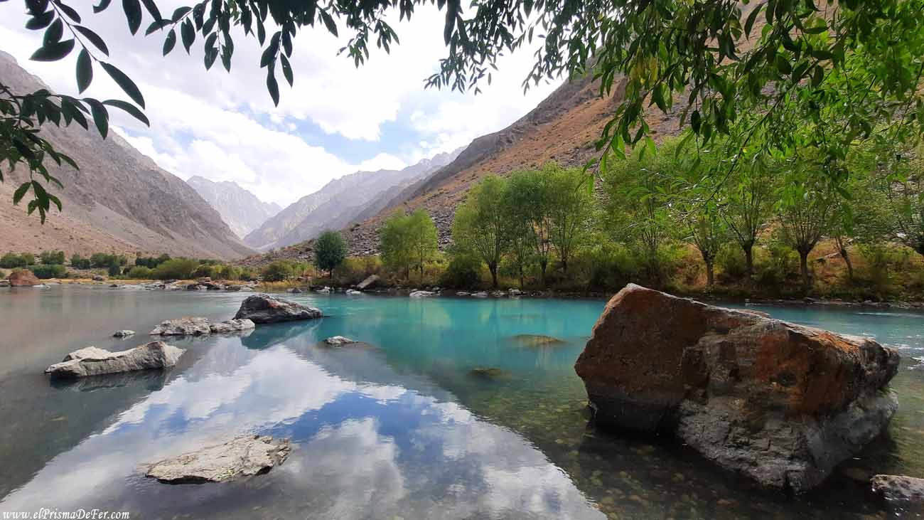 Lago de Jizev Valley en el Pamir - Tayikistán