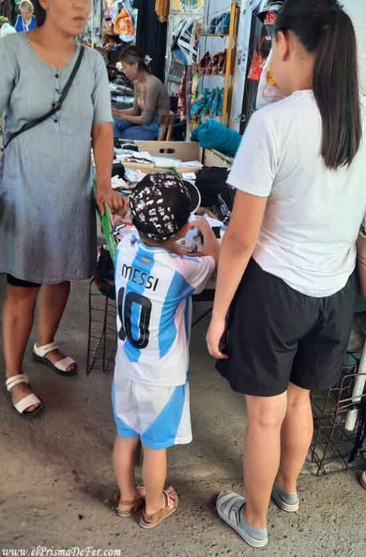 Messi en el mercado central de Karakol, Kirguistán