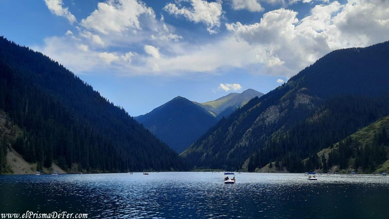 Belleza de paisaje en el Lago Kolsai