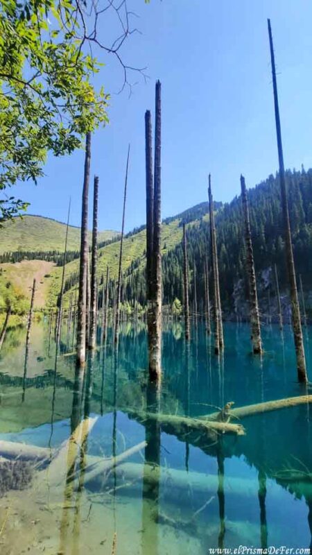 El agua clara del Lago Kaindy