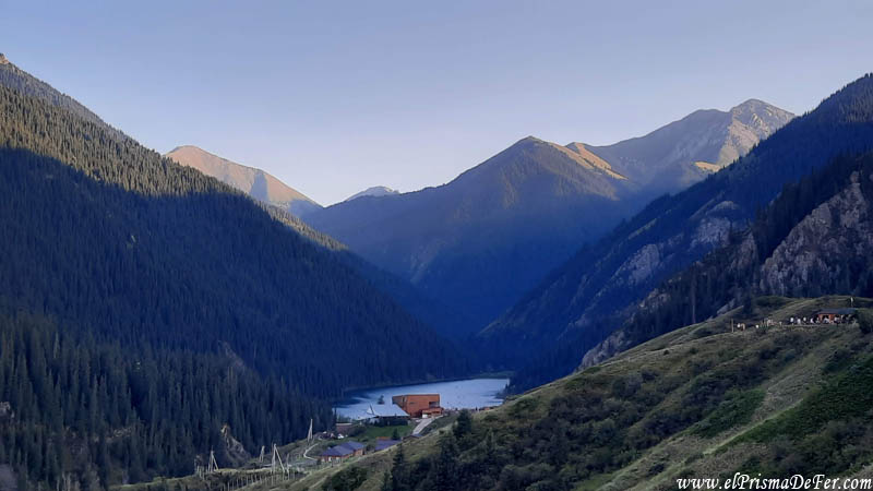 Vista Panorámica del Lago Kolsai