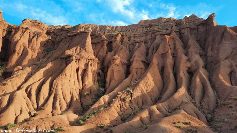 Montañas y rocas con formas extrañas 