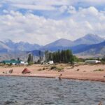 Vista del Lago Issyk-Kul en Tosor - Kirguistán