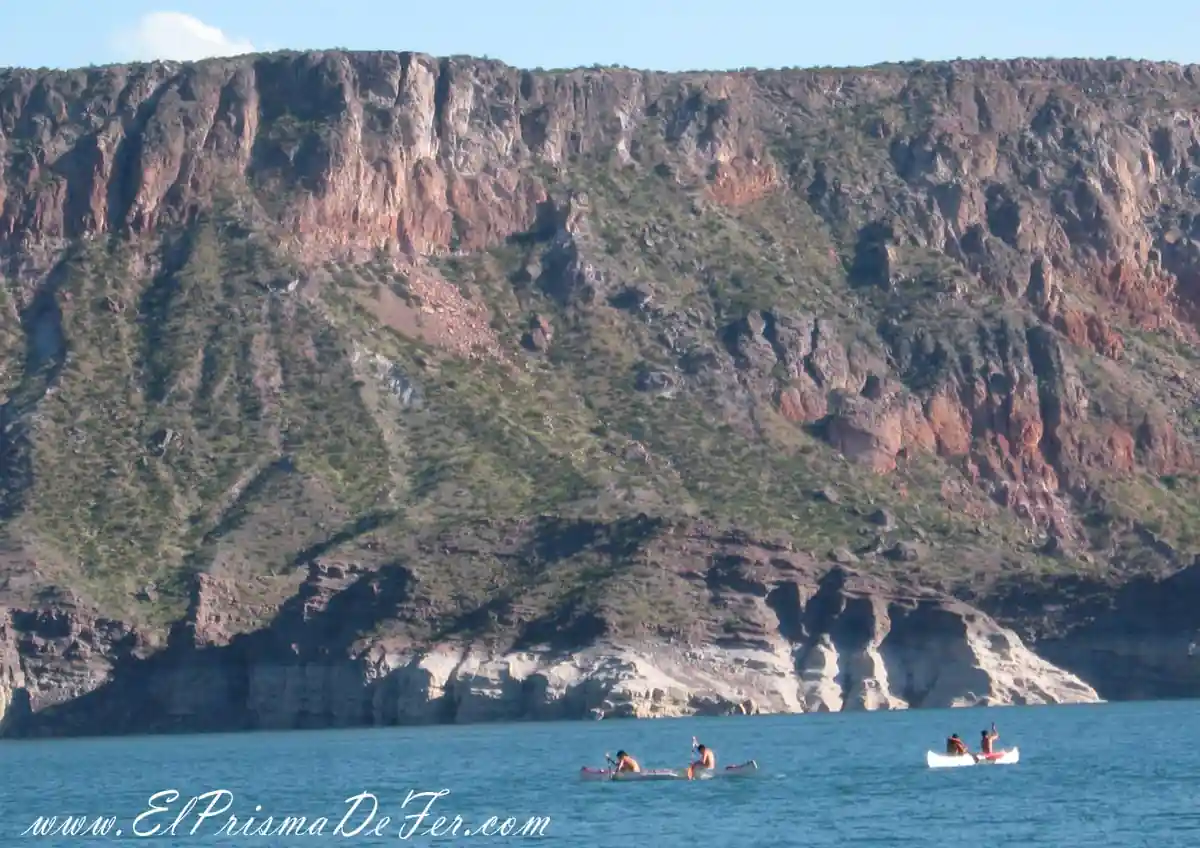 Laguna artificial formada por un dique en San Rafael