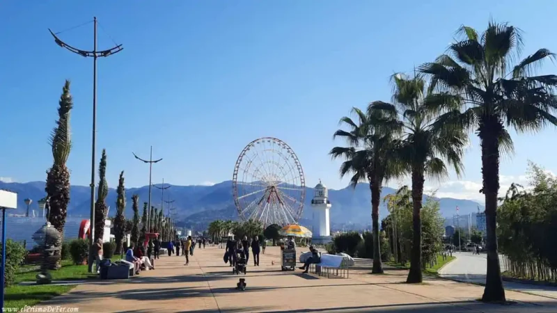 Paseo en la costa del Mar Negro, en la ciudad de Batumi - Georgia