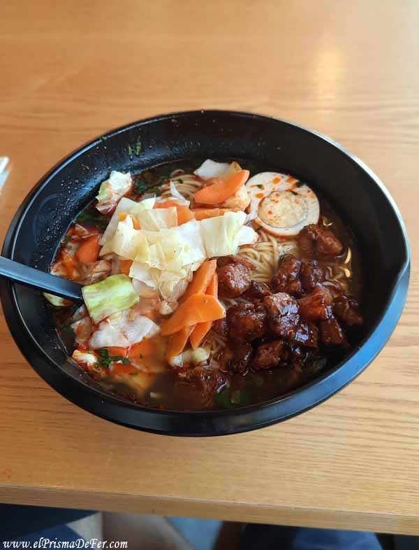 Tsuivan, fideos con verduras y carne