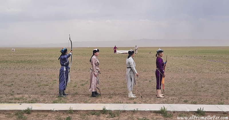 Competencia da arquería femenina durante el festival Naadam en Mongolia
