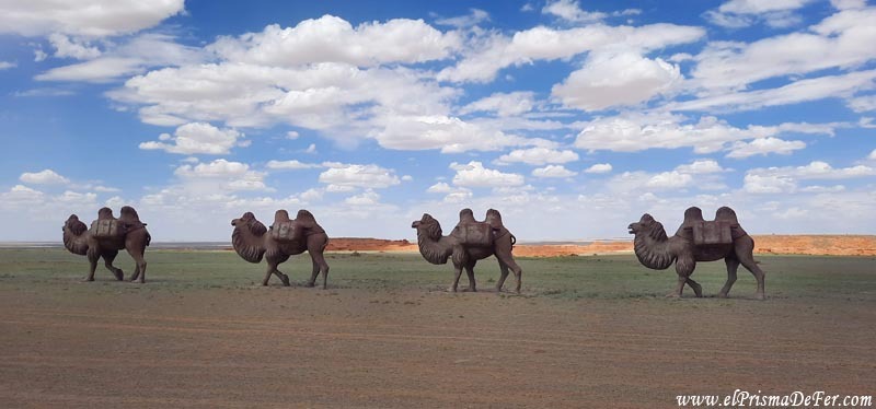 Estatuas de una caravana haciendo homenaje a la Ruta de la Seda por Mongolia - Flaming Cliffs
