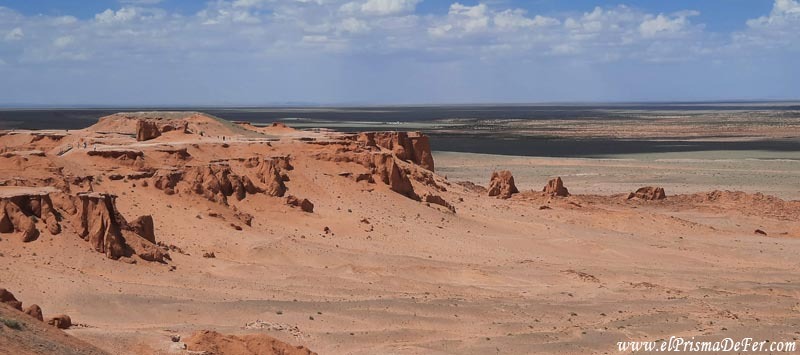 Vista panorámica a los acantilados flameantes - Gobi