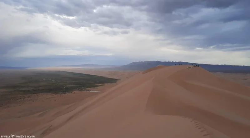 Vista al oasis desde Khongoryn Els, la duna mas alta en el Desierto de Gobi