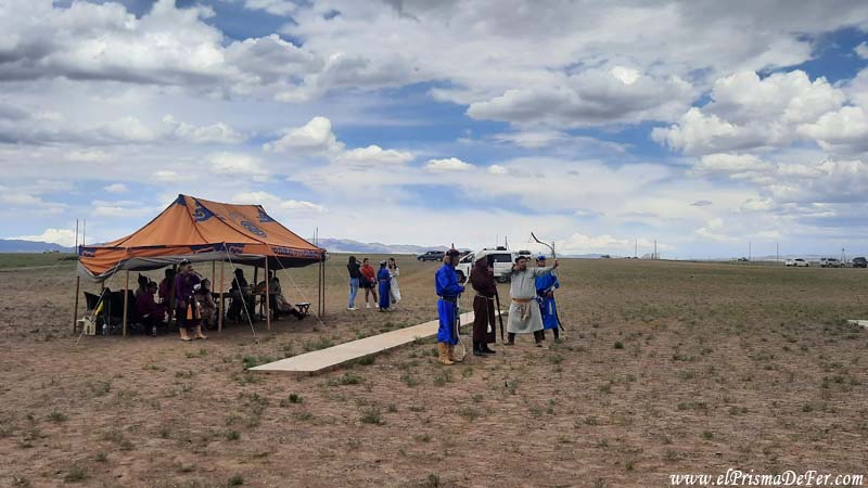 La diferencia con el Naadam de Ulán Bator es gigantesca