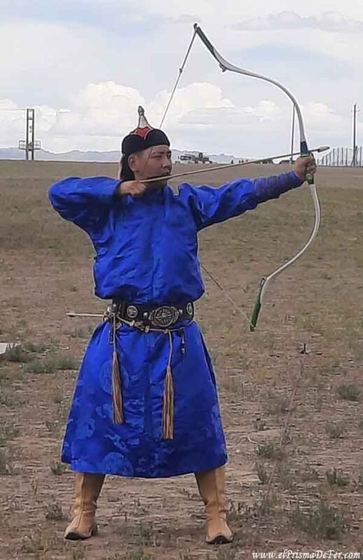 Competencia de arquería durante el festival Naadam