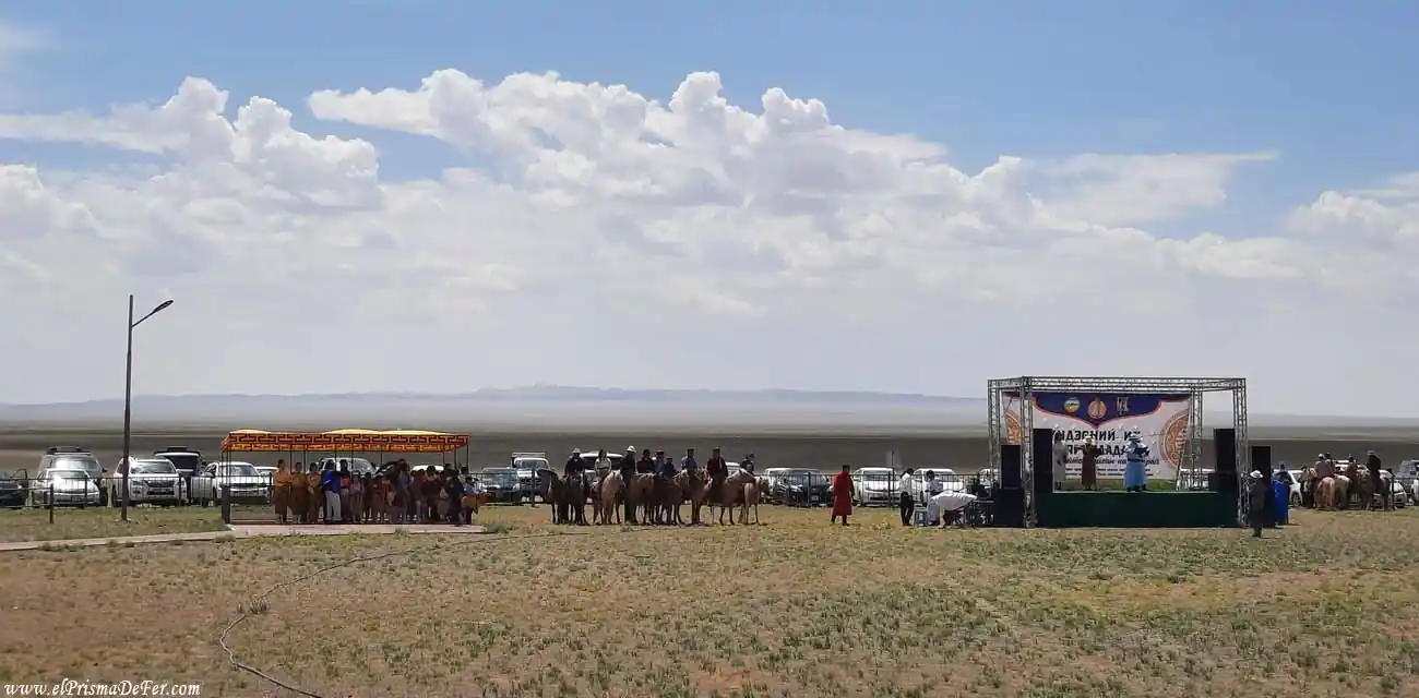 Festival Naadam en un pueblo cerca de Gobi