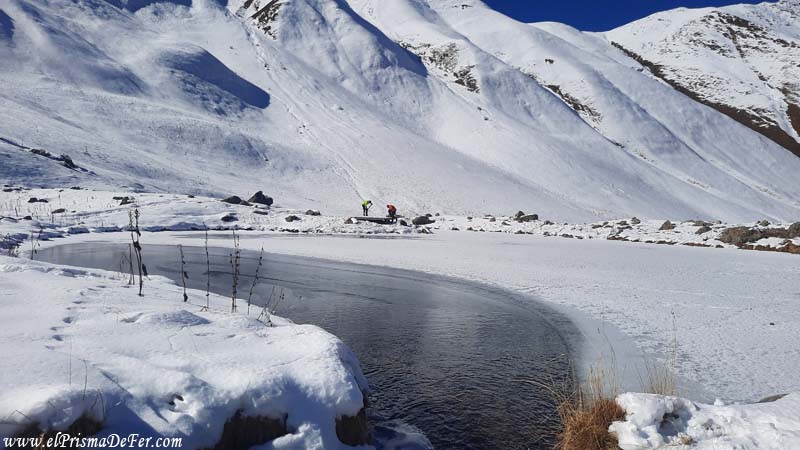 El lago Chaukhi semi congelado en el Valle de Juta - Kazbegi