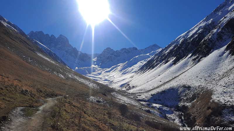 Primera parte del trekking por el Valle de Juta - Kazbegi